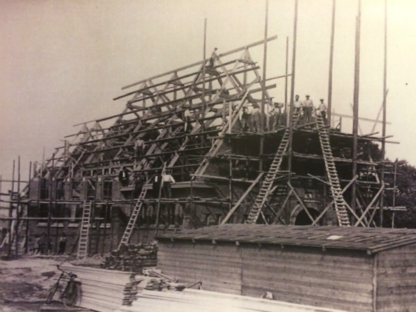 Foto gemaakt tijdens de bouw van de kerk van Onderdendam.
